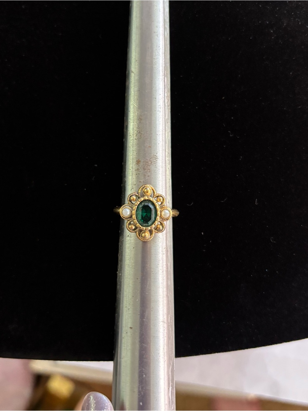Vintage Avon “Versailles” Ring Faux Green Emerald and Small Faux Pearls - Picture 2 of 5